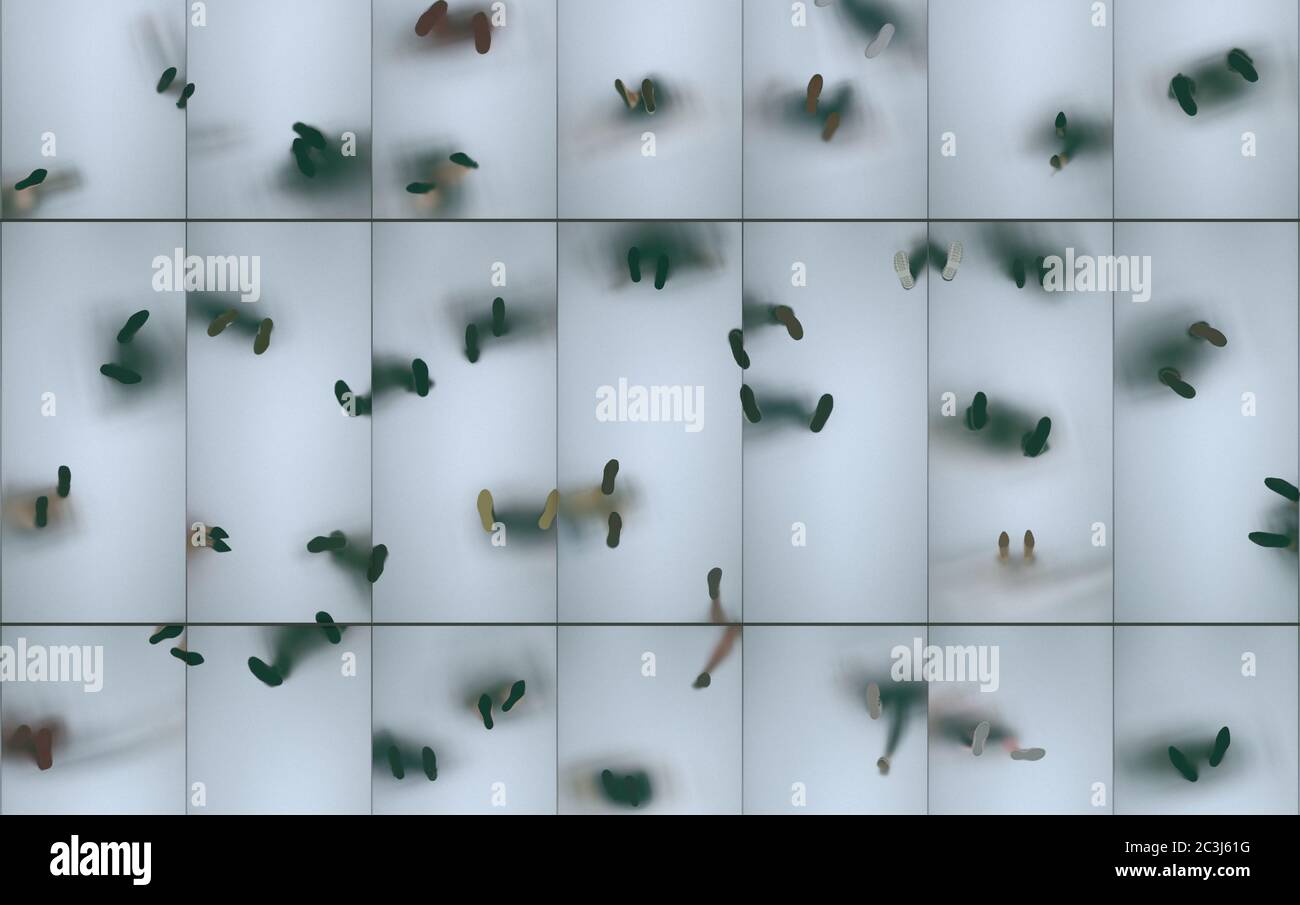 Silhouette di persone su un pavimento in vetro smerigliato nella vista dal basso. Pavimento in vetro trasparente tra i pavimenti con riflesso delle gambe umane. Rendering 3D. Foto Stock
