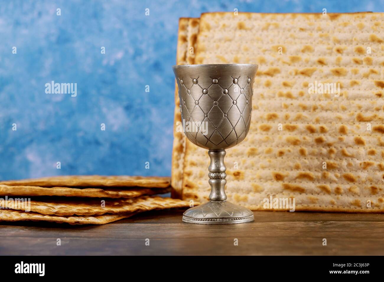 Kosher Kiddush in coppa d'argento con matzah. Concetto di vacanza ebraica. Foto Stock