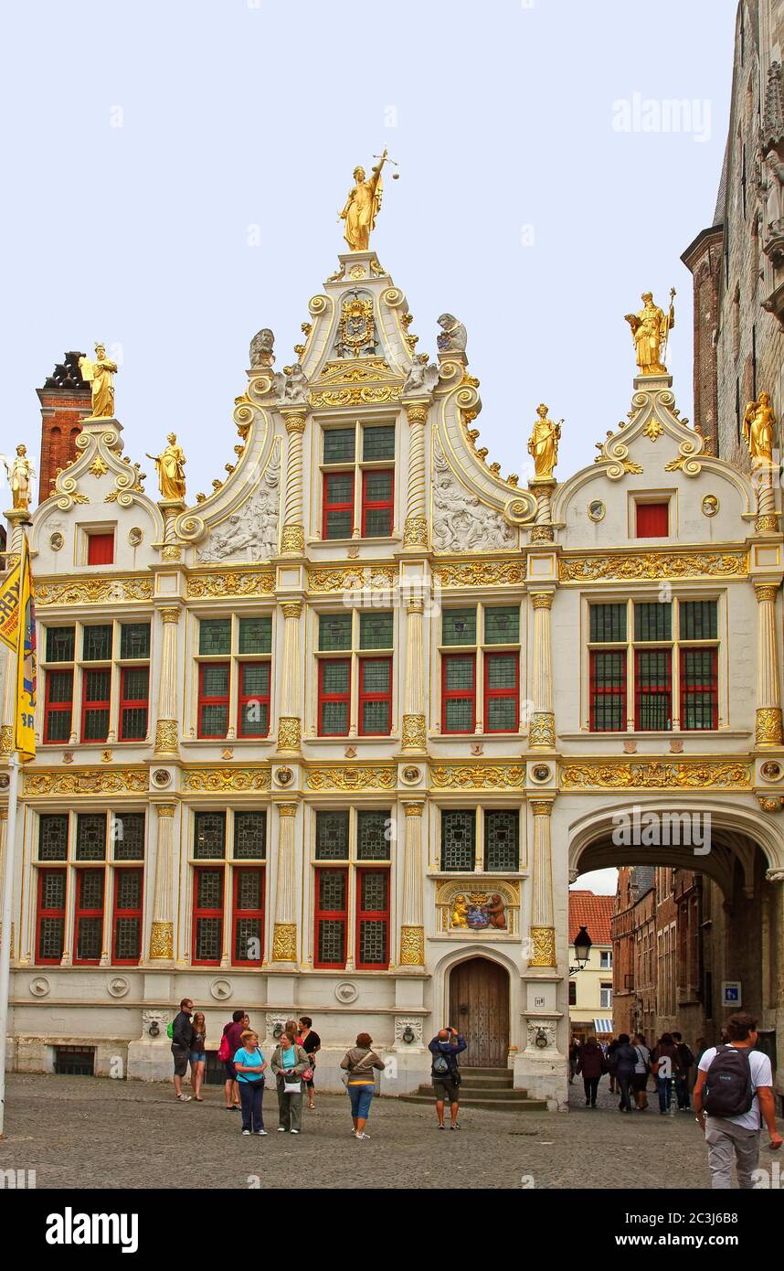 Museo storico; Casa dei vecchi Recorders; 1537; edificio rinascimentale decorato; bianco, cornice d'oro, statue, persone, passeggiata attraverso l'arco, ciottoli, Europa, Foto Stock