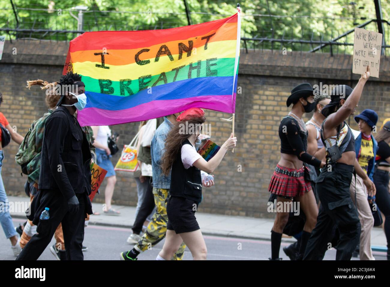 Londra, Regno Unito. 20 Giugno 2020. I manifestanti LGBTQ BLM marciano intorno a Londra. Da diverse settimane in tutto il Regno Unito si sono svolte proteste a sostegno del movimento Black Lives Matter. Credit: Liam Asman/Alamy Live News Foto Stock
