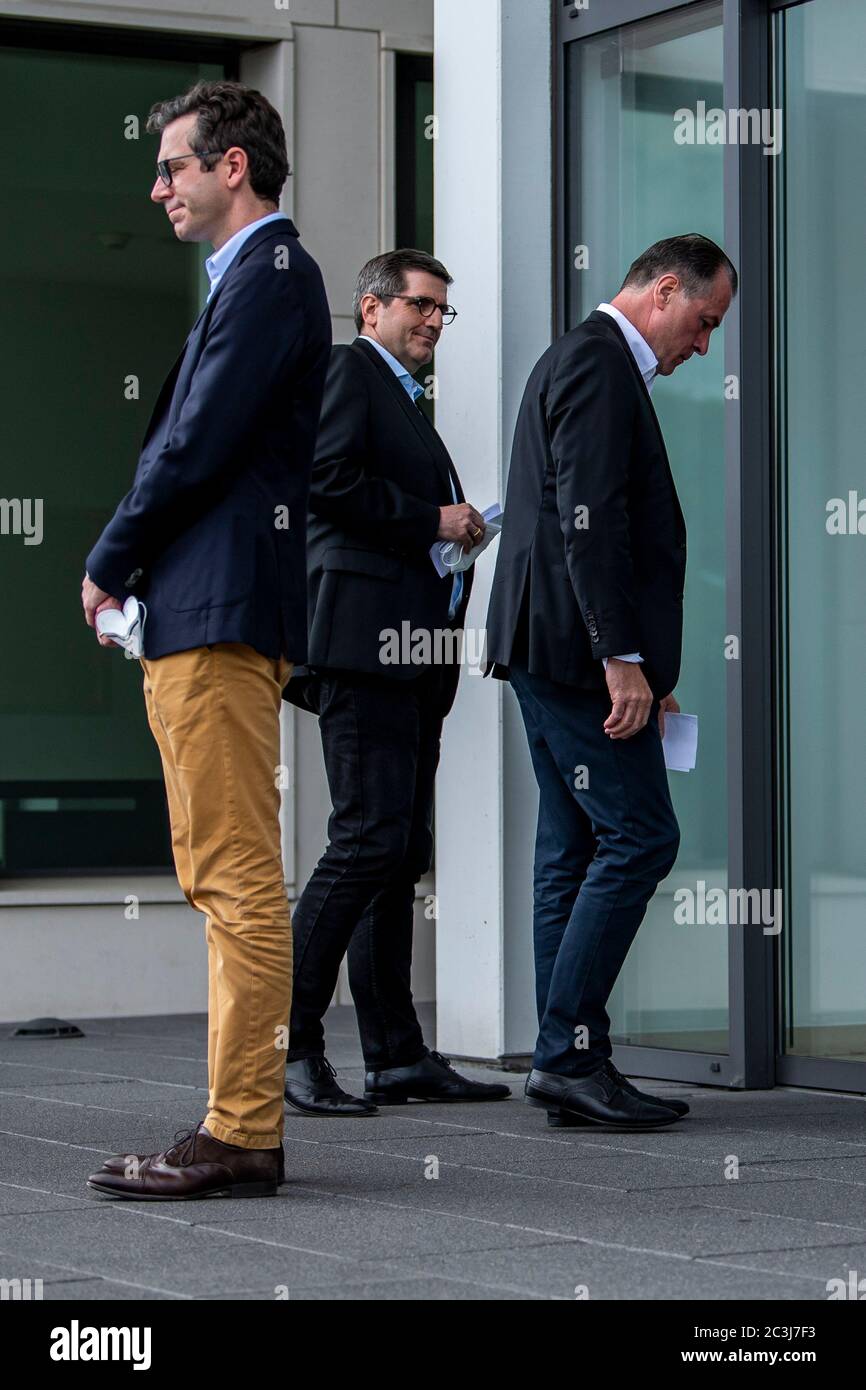 20 giugno 2020, Renania settentrionale-Vestfalia, Rheda-Wiedenbrück: Dr. Gereon Schulze Althoff, responsabile dei servizi veterinari di Tönnies e gli amministratori delegati della holding Andres Ruff e Clemens Tönnies (da sinistra) lasciano la conferenza stampa presso la sede della centrale di produzione di carne. Qui hanno commentato le accuse dell'amministrazione distrettuale nell'eruzione della corona al Fleischwerk. Tönnies deve chiudere il suo principale impianto di produzione a Rheda-Wiedenbrück in Westfalia fino a nuovo avviso. Foto: David Inderlied/dpa Foto Stock