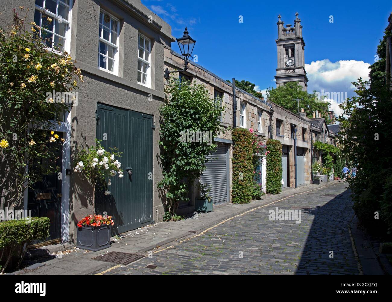 Stockbridge, Edimburgo, Scozia, Regno Unito. 20 giugno 2020. Giorno d'estate con temperature più elevate dopo l'ultima settimana di nebbia e nebbia. Nella foto: Un tranquillo vicolo del Circo con la Chiesa di Santo Stefano sullo sfondo. Foto Stock