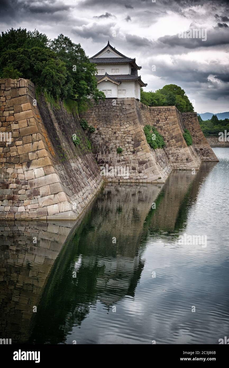 Mura e fossato del Castello di Osaka. Cieli spettacolari con riflessi speculari. Foto Stock