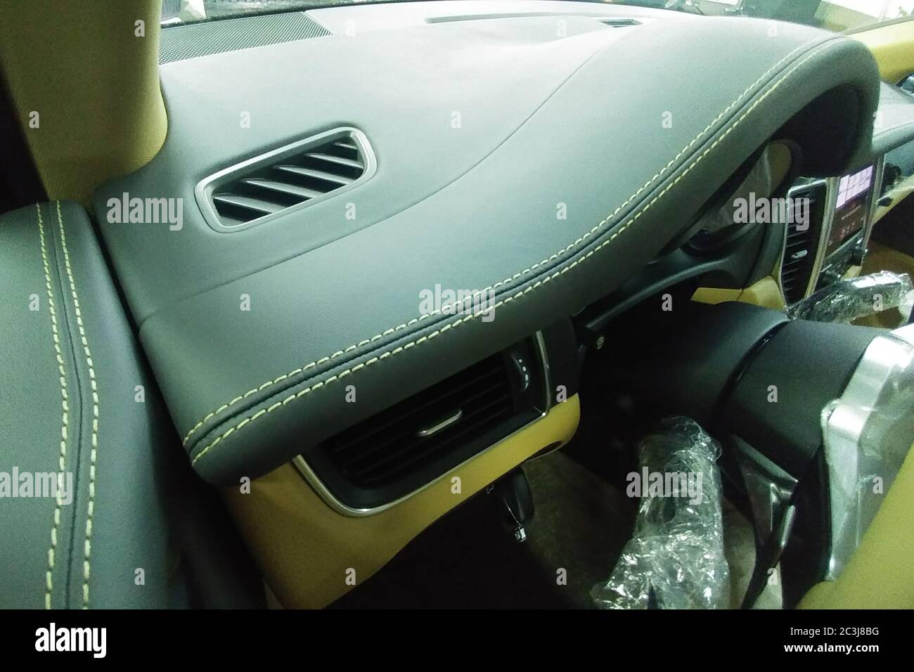 Mosca, Russia - 07 maggio 2019: Cuciture beige di pannelli in pelle nera all'interno del Premium Porsche Cayenne SUV. Foto Stock