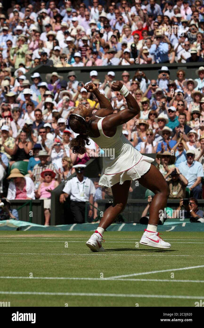 Serena Williams festeggia dopo aver vinto la finale di Women's singolare contro vera Zvonareva della Russia a Wimbledon nel 2010. Foto Stock