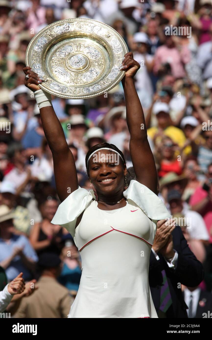 Serena Williams con trofeo dopo aver vinto la finale femminile contro vera Zvonareva della Russia a Wimbledon nel 2010 Foto Stock