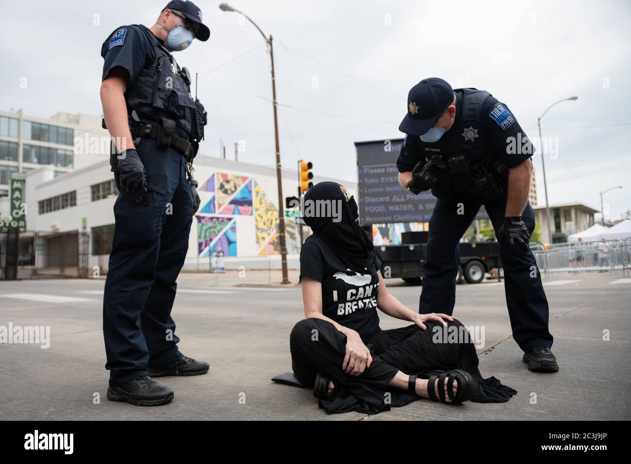 Tulsa, Oklahoma, Stati Uniti. 20 Giugno 2020. Solo poche ore in un giorno che ha dato origine a criticità e frustrazioni in tutto il paese. Un attivista solista ha superato il punto di controllo della sicurezza al rally Trump di Tulsa. Mentre non impediva a nessuno di entrare o di ostacolare, è stata ancora arrestata e portata a un crudele della polizia. Ha detto che l'unica ragione per cui è stata arrestata è stata la camicia che ha letto. Non posso respirare. Credit: Tyler Tomasello/ZUMA Wire/Alamy Live News Foto Stock