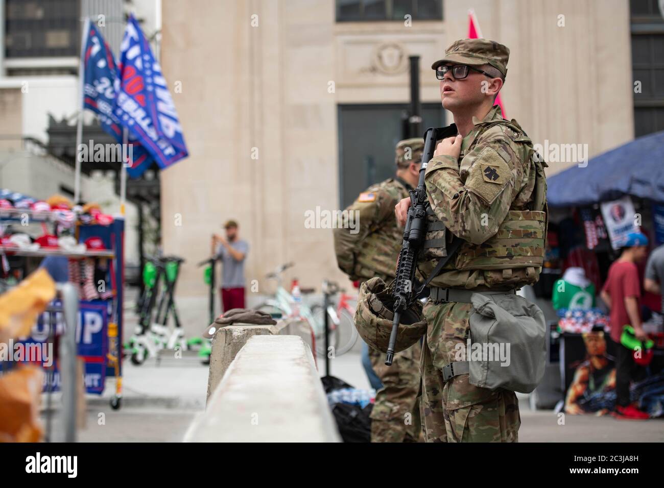 Tulsa, Oklahoma, Stati Uniti. 20 Giugno 2020. Solo poche ore in un giorno che ha dato origine a criticità e frustrazioni in tutto il paese. Un attivista solista ha superato il punto di controllo della sicurezza al rally Trump di Tulsa. Mentre non impediva a nessuno di entrare o di ostacolare, è stata ancora arrestata e portata a un crudele della polizia. Ha detto che l'unica ragione per cui è stata arrestata è stata la camicia che ha letto. Non posso respirare. Credit: Tyler Tomasello/ZUMA Wire/Alamy Live News Foto Stock