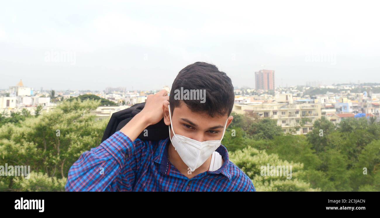 Teen indossare maschera protettiva viso . teen con zaini. Foto Stock