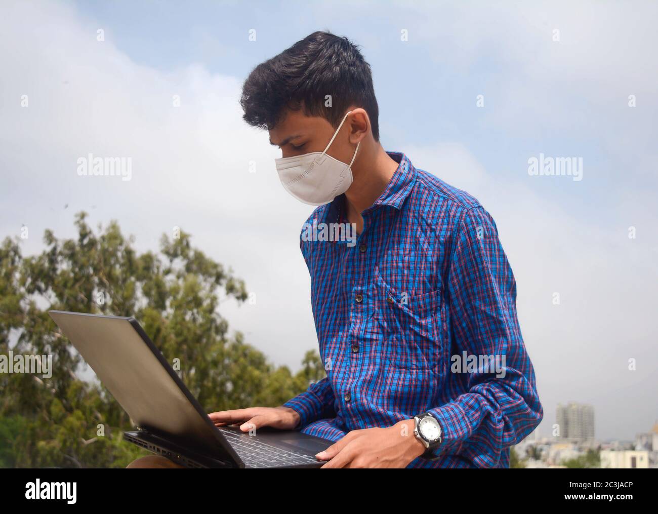 L'uomo ha le mani occupate usando il laptop. Teen giovane, lavoro dal concetto domestico. Foto Stock