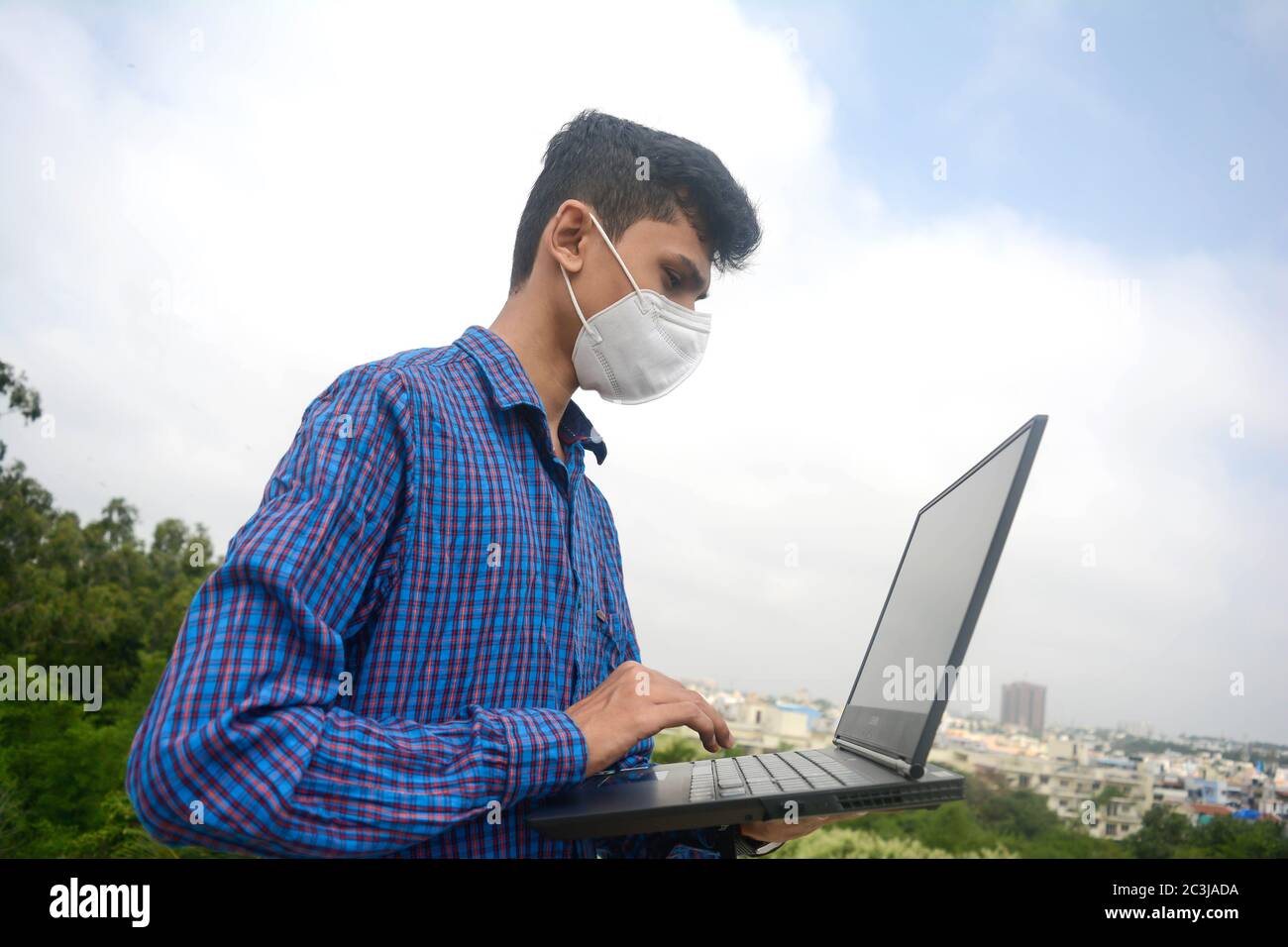 L'uomo ha le mani occupate usando il laptop. Teen giovane, lavoro dal concetto domestico. Foto Stock