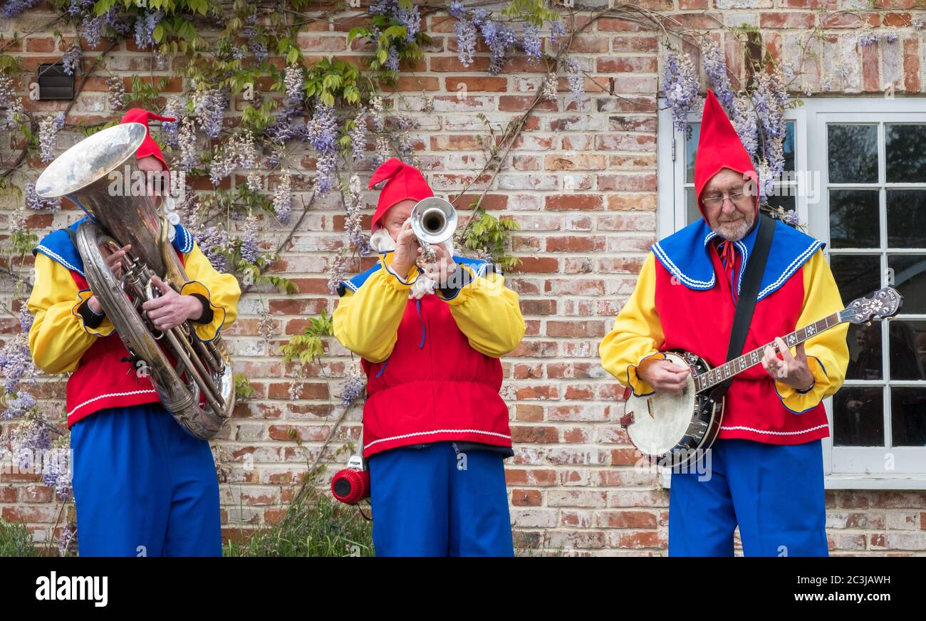 Downton, UK - 29 aprile 2017: Band folk vestita da gnomi da giardino che intrattengono la folla all'annuale Cukoo Fair di Downton, Wiltshire, Regno Unito. Foto Stock