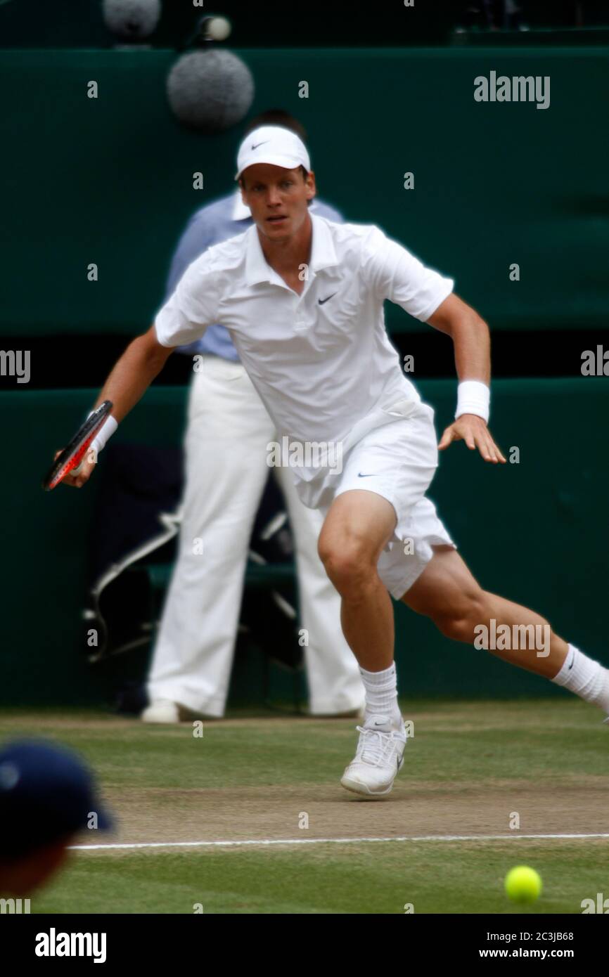 Tomas Berdych in azione contro Rafael Nadal durante la finale di 2010 uomini a Wimbledon. Nadal ha vinto la partita. Foto Stock