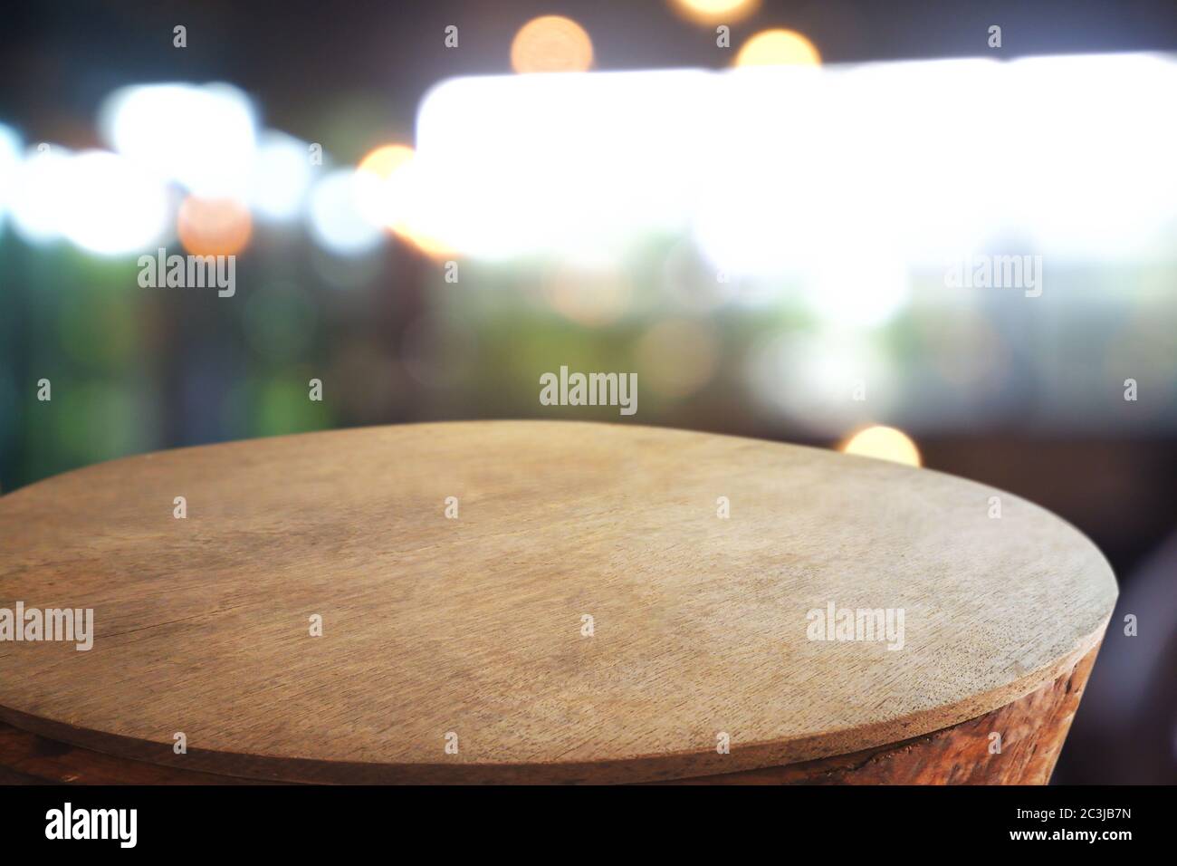 Tavolo vuoto di legno davanti all'astratto caffè sfocato, ristorante. Per la visualizzazione del prodotto di montaggio o il layout visivo chiave del design - immagine Foto Stock