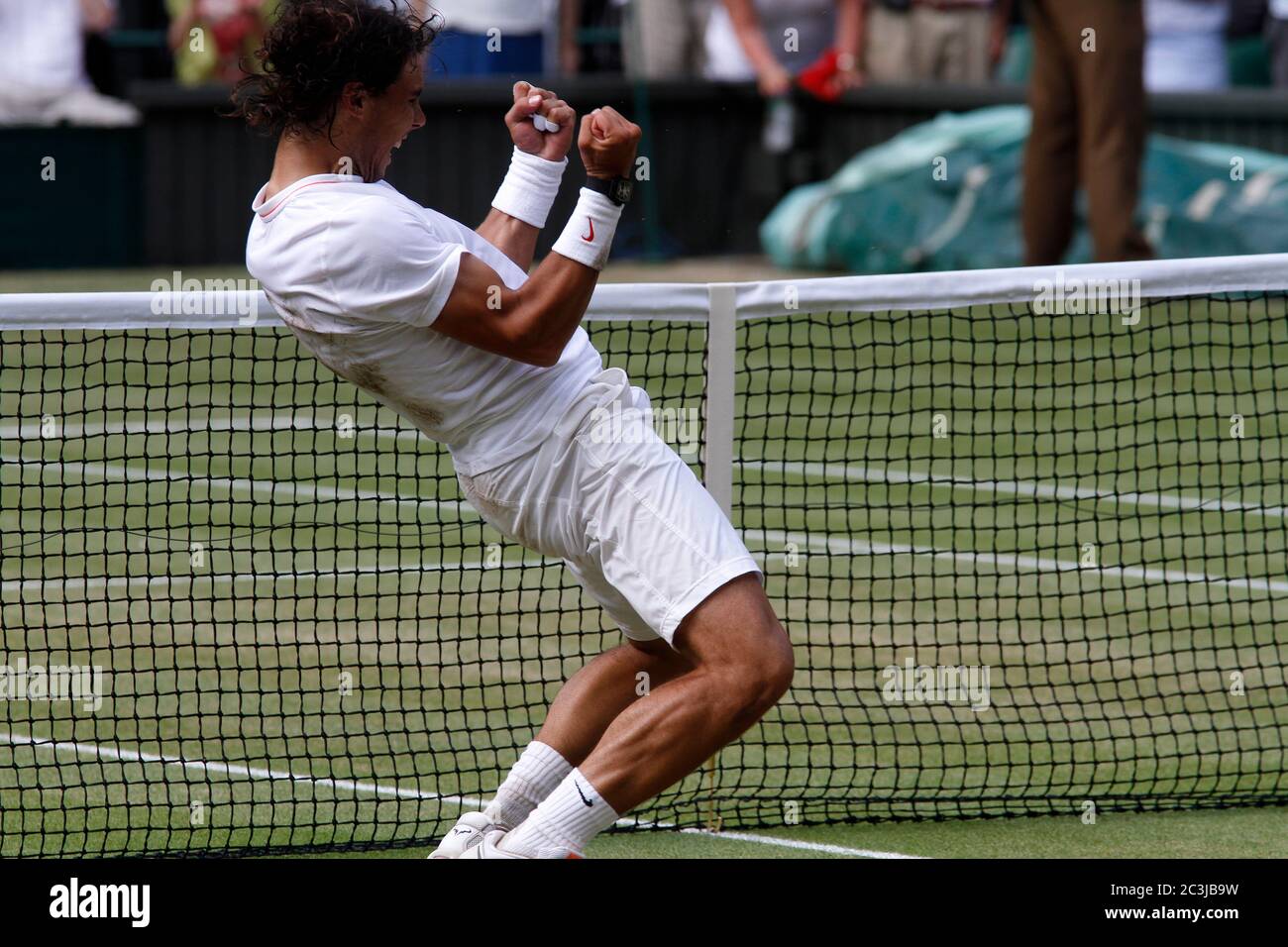 Rafael Nadal festeggia dopo aver sconfitto Tomas Berdych, per vincere la finale di 2010 uomini a Wimbledon. Foto Stock