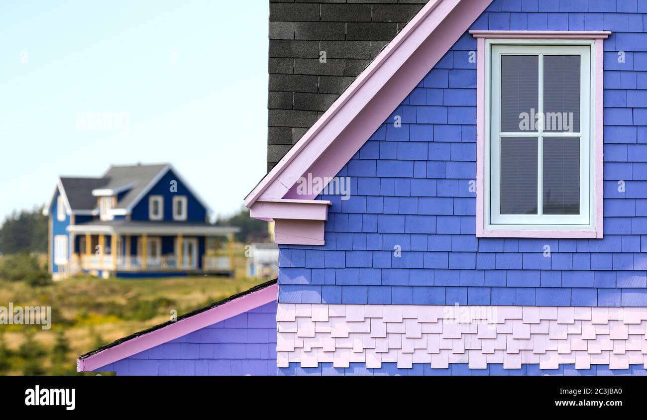 Particolare di una casa tradizionale, in stile generico su Iles de la Madeleine, Quebec. Un'altra casa in legno colorata può essere vista in lontananza. Spazio per te Foto Stock