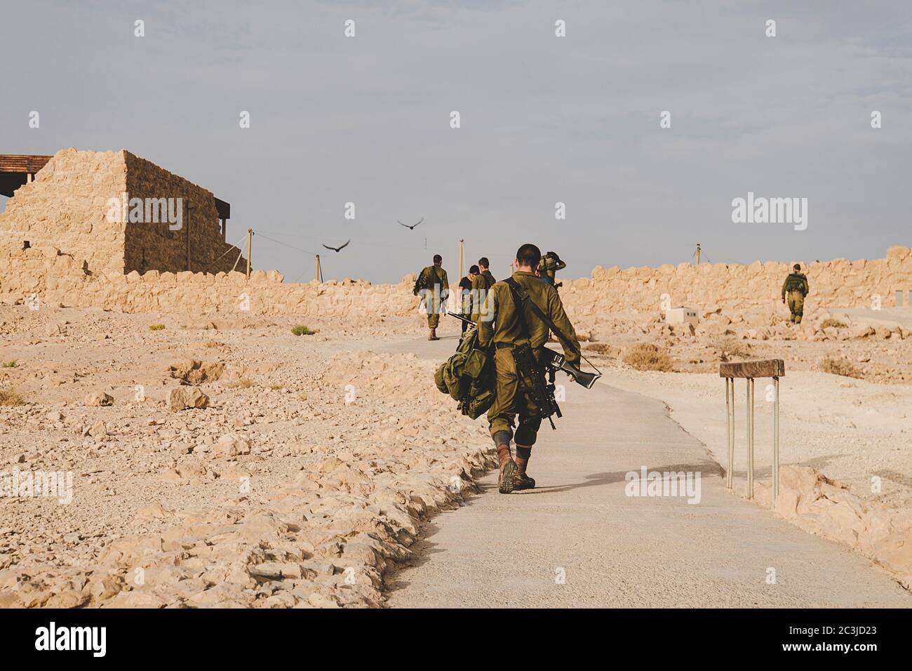 ZONA DI ADDESTRAMENTO MILITARE. Soldati israeliani che camminano attraverso il territorio della fortificazione Masada dopo i giochi di guerra. Masada, Israele: 23 ottobre 2018. Foto Stock
