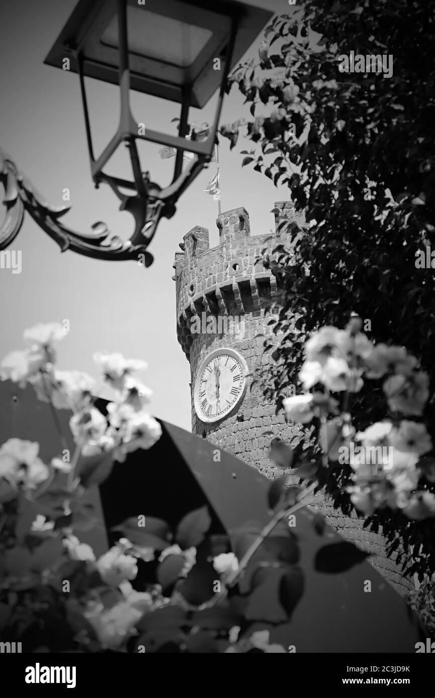 La città di Bagnaia in provincia di Viterbo. La torre con l'orologio, il cielo blu. Foto Stock