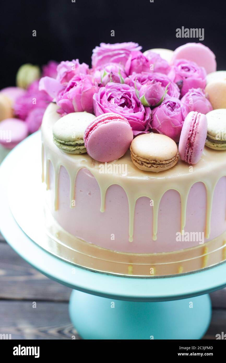 Elegante Torta Di Nozze Rosa Decorata Con Cioccolato Bianco Fuso Belle Rose Fresche E Macaron Francesi Sfondo Nero Foto Stock Alamy
