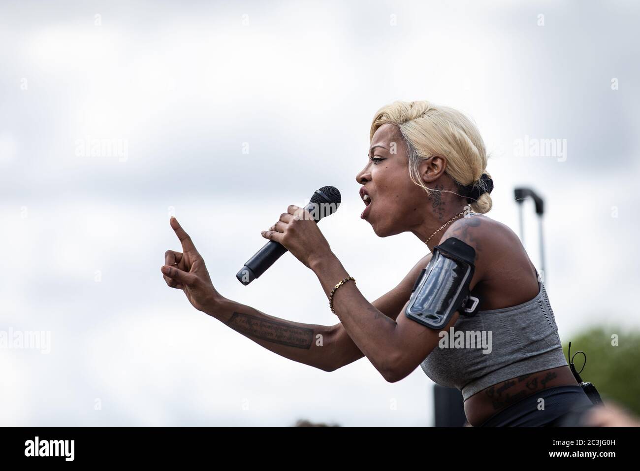 Londra, Regno Unito. 20 Giugno 2020. Una protesta pacifica Black Lives Matter si svolge ad Hyde Park a Londra. Imarn Ayton si rivolge alla folla. Credit: Carol Moir/Alamy Foto Stock