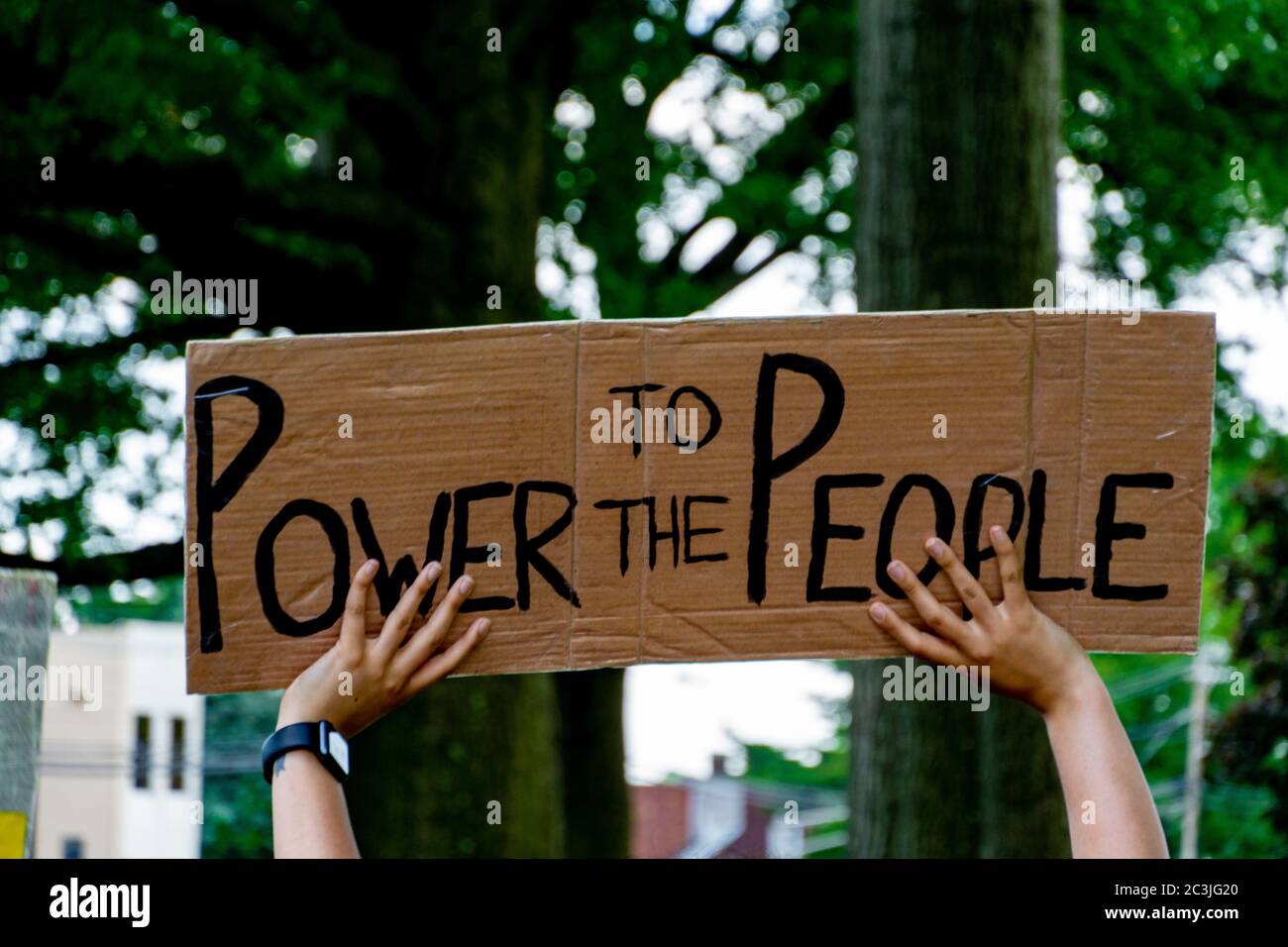 Black Lives Matter protestare George Floyd Juneteicento Marzo - il potere al popolo segno che si sta trattenendo in Teaneck, NJ Foto Stock