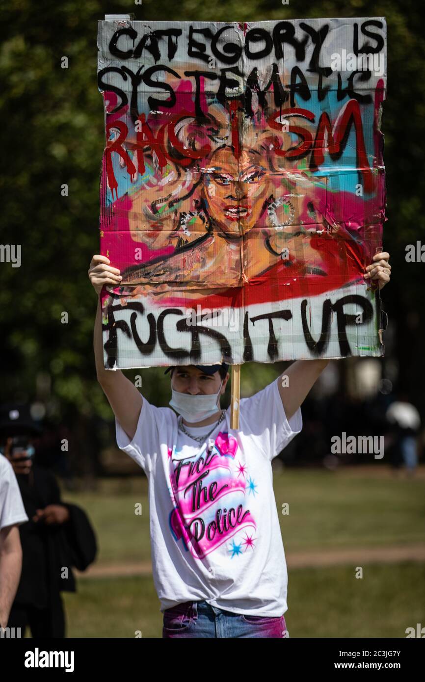 Londra, Regno Unito. 20 Giugno 2020. Una protesta pacifica Black Lives Matter si svolge ad Hyde Park a Londra. Un protester tiene in mano un banner anti-razzista che fa riferimento alla drag show di Ru Paul. Credit: Carol Moir/Alamy Foto Stock
