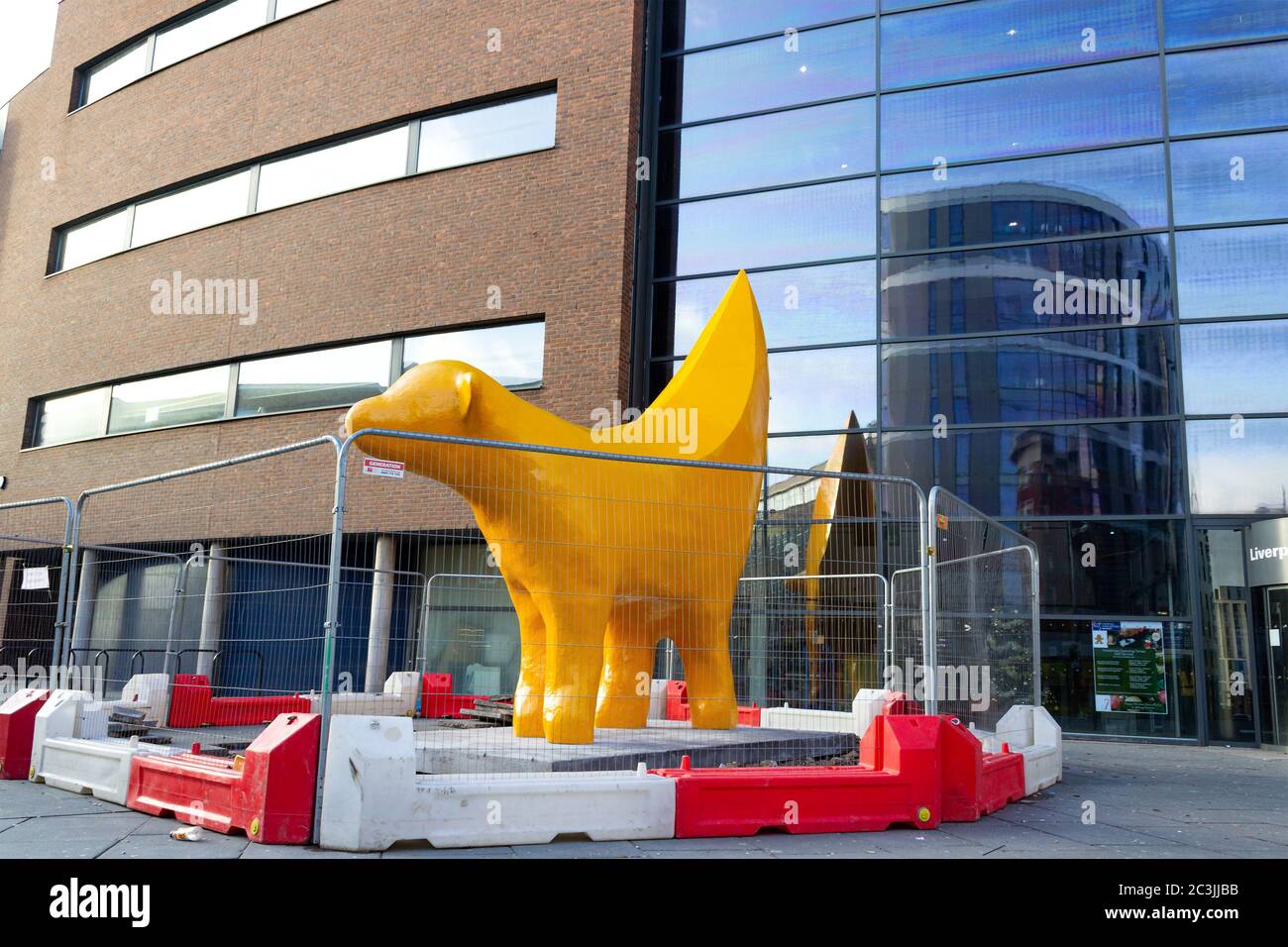 La facciata dell'edificio del Tithebarn, l'Università John Moores di Liverpool e Superlambanano. Foto Stock