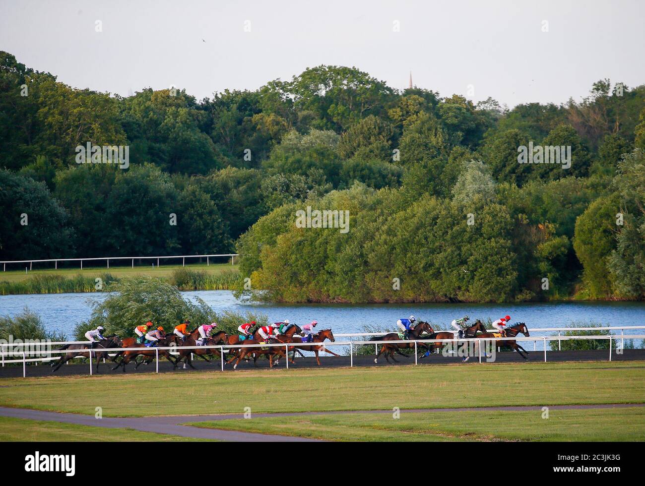 Mutasaamy guidato dal jockey Jack Mitchell (terzo blu) prima di andare a vincere il nostro nuovo Runner Boost all'ippodromo Unibet Hanicapat Kempton Park. Foto Stock