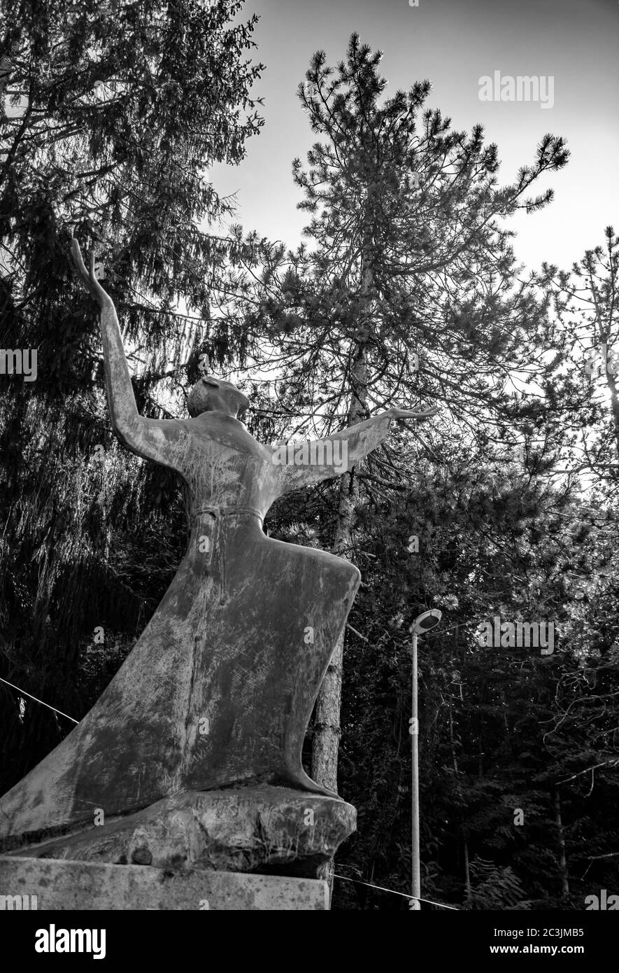 6 ottobre 2019 - Bellegra, Lazio, Italia - Convento di San Francesco. La statua di un santo frate, in adorazione e contemplazione di Dio. Braccia e mani Foto Stock