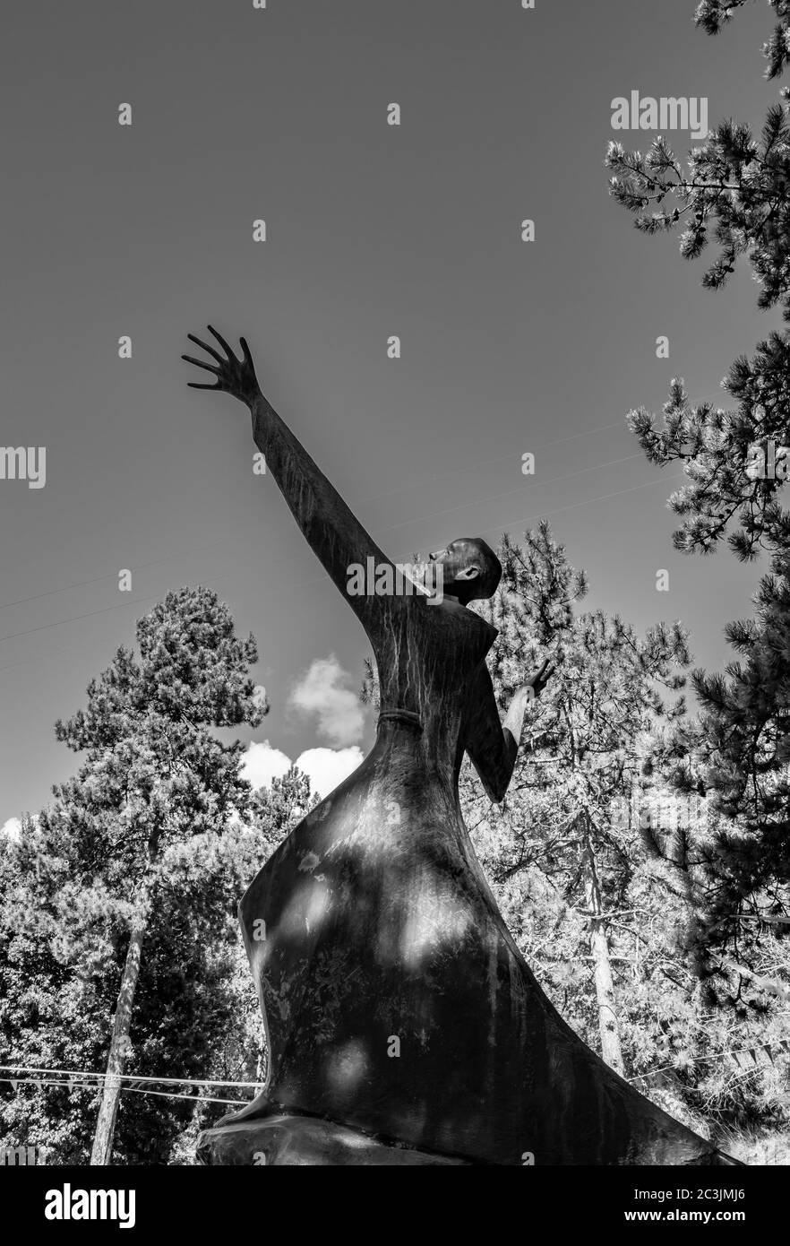 6 ottobre 2019 - Bellegra, Lazio, Italia - Convento di San Francesco. La statua di un santo frate, in adorazione e contemplazione di Dio. Braccia e mani Foto Stock
