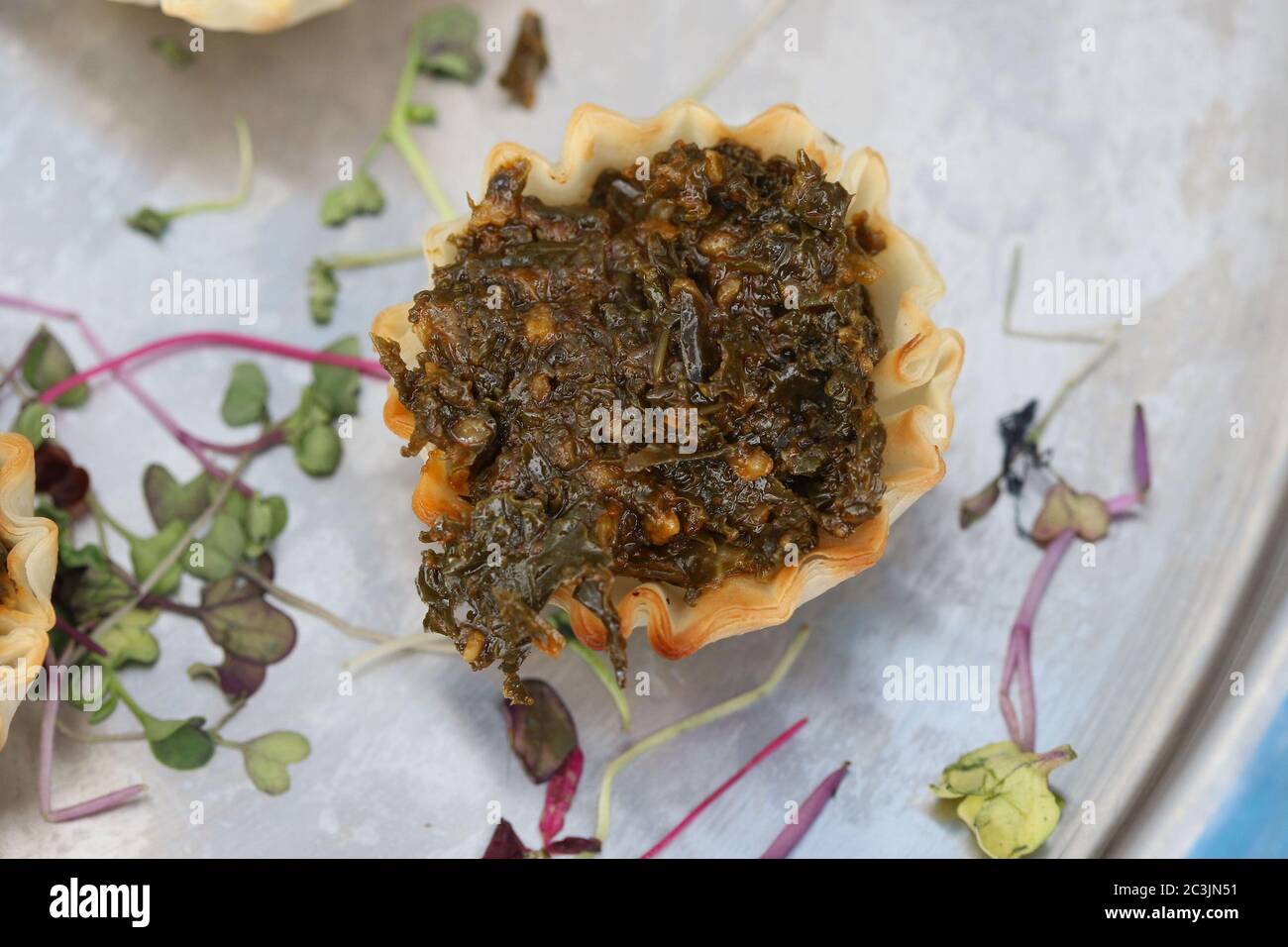 Sfoglia di pasticceria vegetariana con guarnitura su vassoio Foto Stock