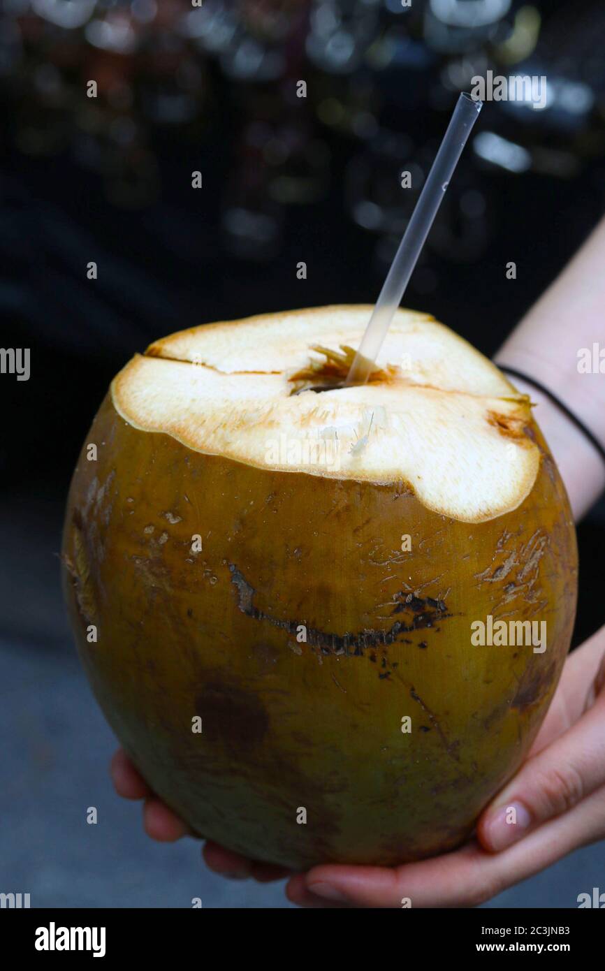 Bevanda tailandese al cocco con una paglia Foto Stock
