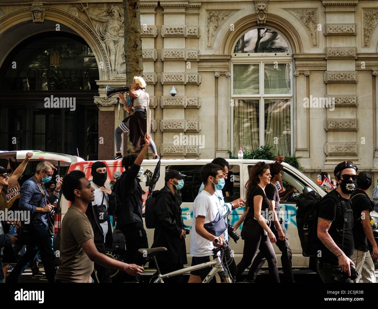 Londra, Regno Unito. 20 Giugno 2020. Imarn Ayton, l'organizzatore della protesta della materia Black Lives a Londra, si trova su un veicolo in movimento con un megafono. Credit: Yousef al Nasser/Alamy Live News Foto Stock