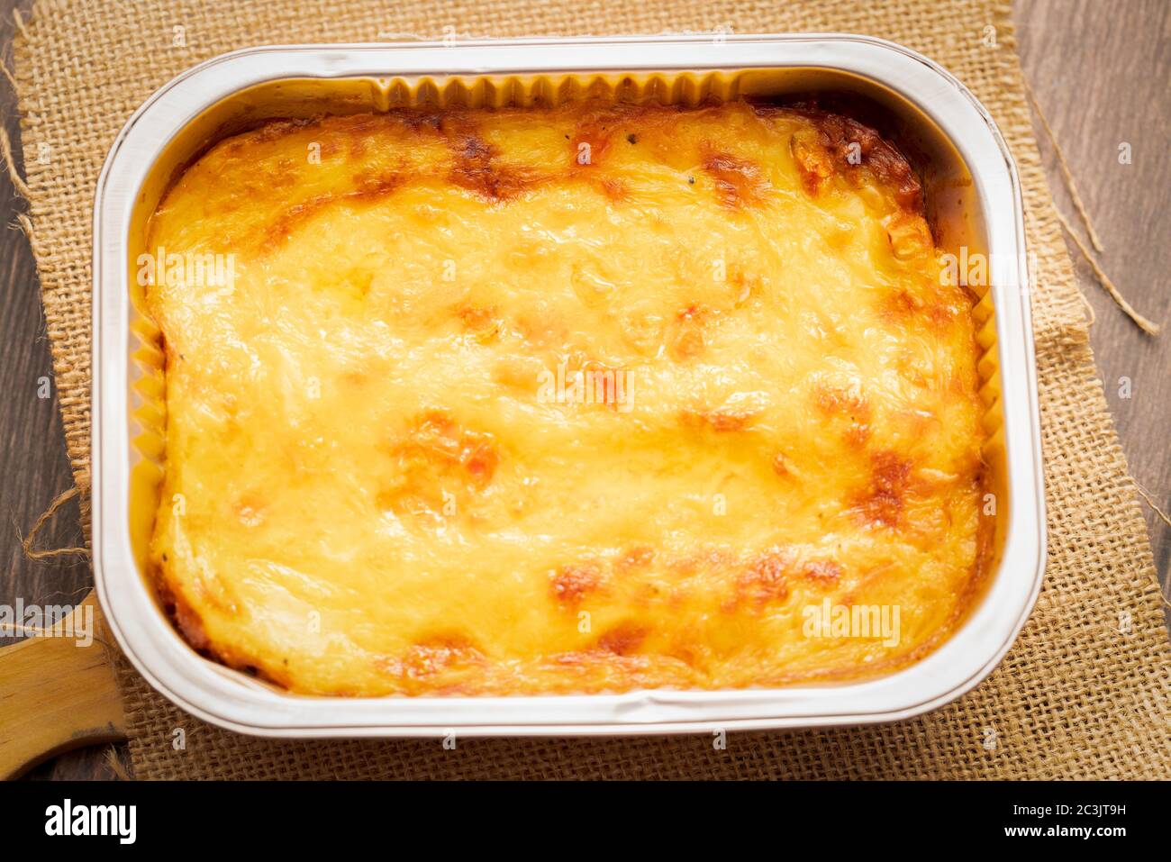 Carni fresche e lasagne di formaggio Foto Stock