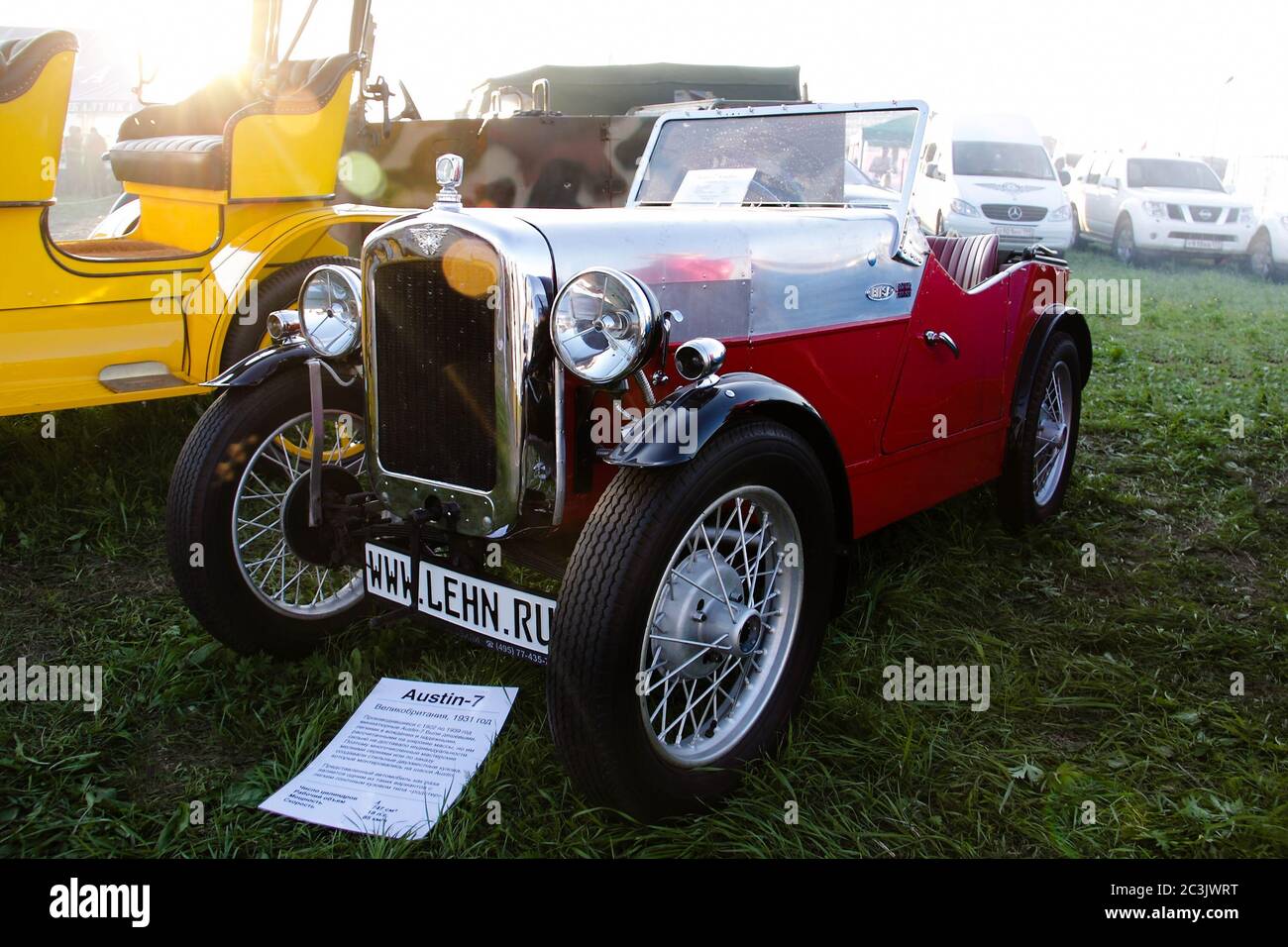 Mosca, Russia - 25 maggio 2019: Auto d'epoca rossa Austin Seven è in piedi sul campo. Foto Stock