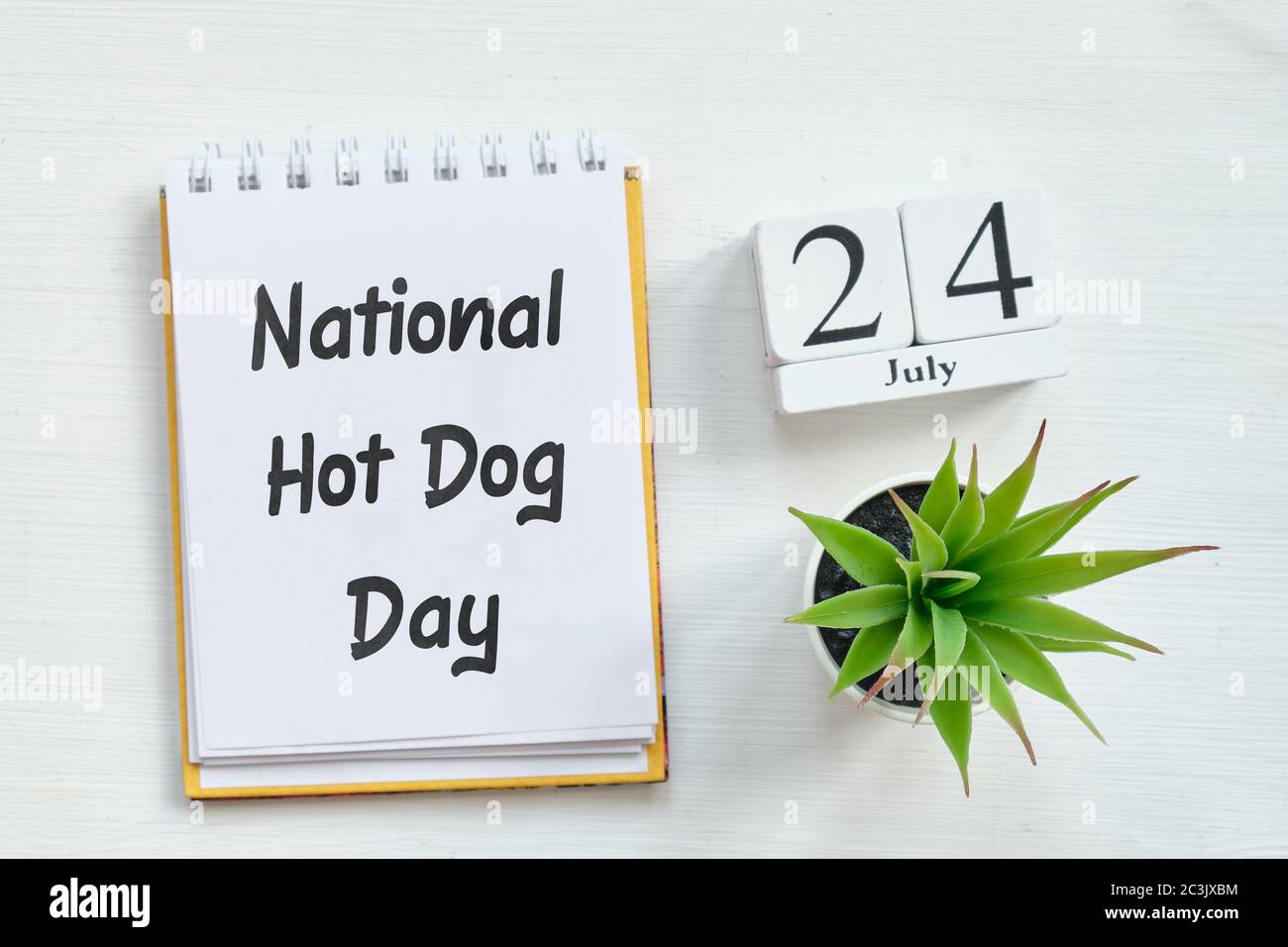24 luglio National Hot Dog Day - ventiquattresimo giorno mese calendario concetto su blocchi di legno Foto Stock