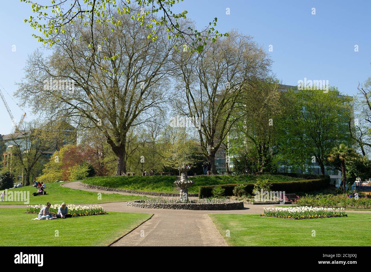 Reading, Berkshire, Regno Unito. 23 aprile 2015. Parco pubblico Forbury Gardens nel Reading Town Center, Reading, Berkshire, vicino alla Reading Crown Court. Credit: Mc Lean/Alamy Foto Stock