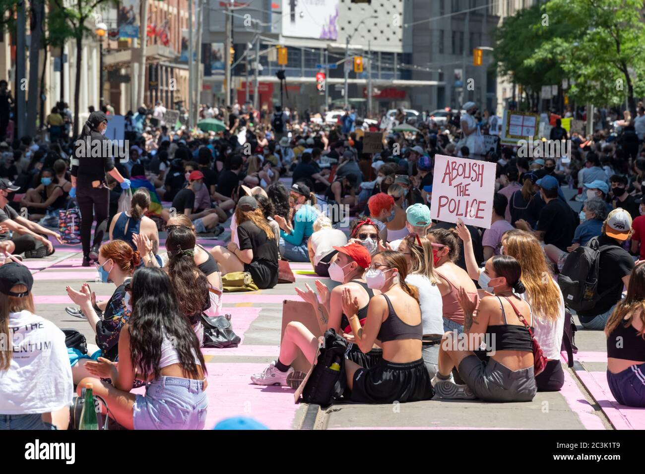 I manifestanti chiedono di abolire la polizia in un "Not another Black Life" sit-in lungo Toronto, Ontario's College e Bay Streets. Foto Stock