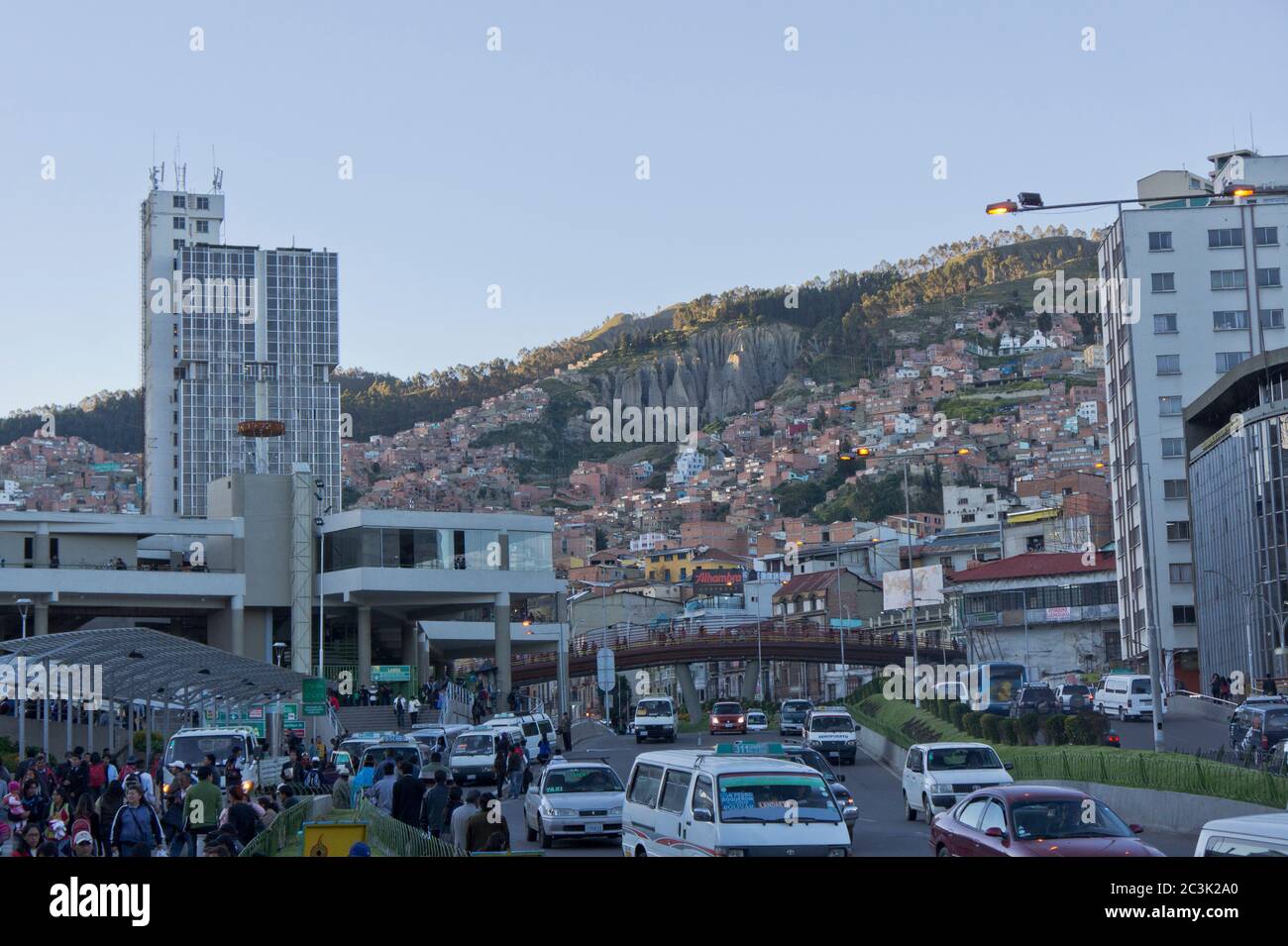 La Paz, Vista delle colline di case di mattoni, Bolivia, Sud America Foto Stock