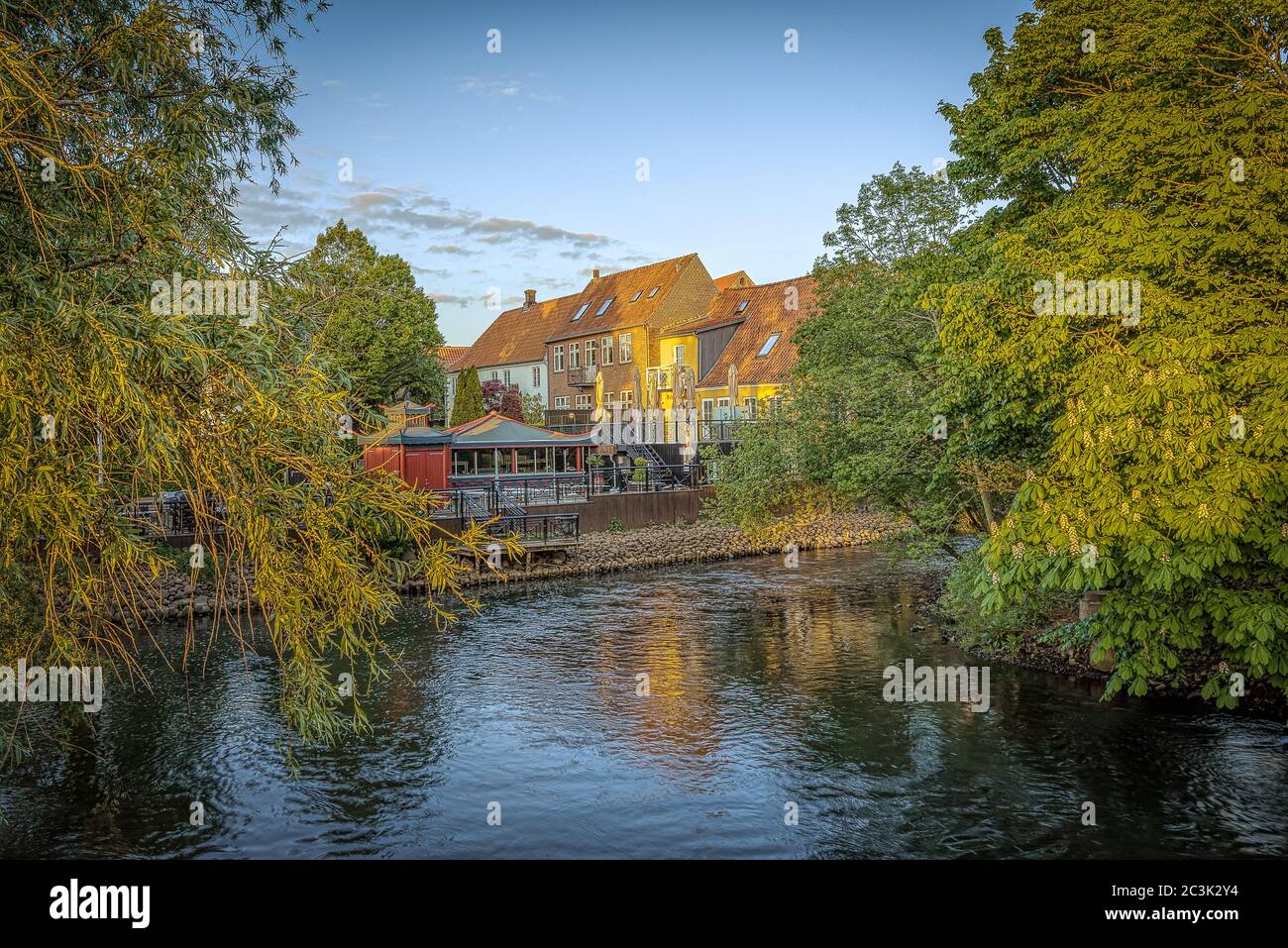 Acqua di ruscello nel fiume Ribe al tramonto , Ribe, Danimarca, 29 maggio 2020 Foto Stock