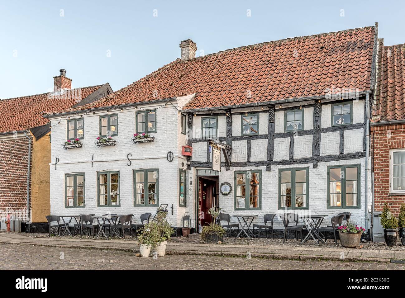 Il ristorante Sælhunden, una casa bianca a graticcio nel centro storico di Ribe, Danimarca, 29 maggio 2020 Foto Stock