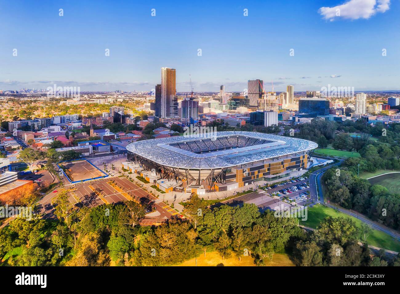 Parco verde con prati in erba e ovale per sport e attività nei pressi del centro commerciale di Parramatta, nella zona occidentale di Sydney. Foto Stock