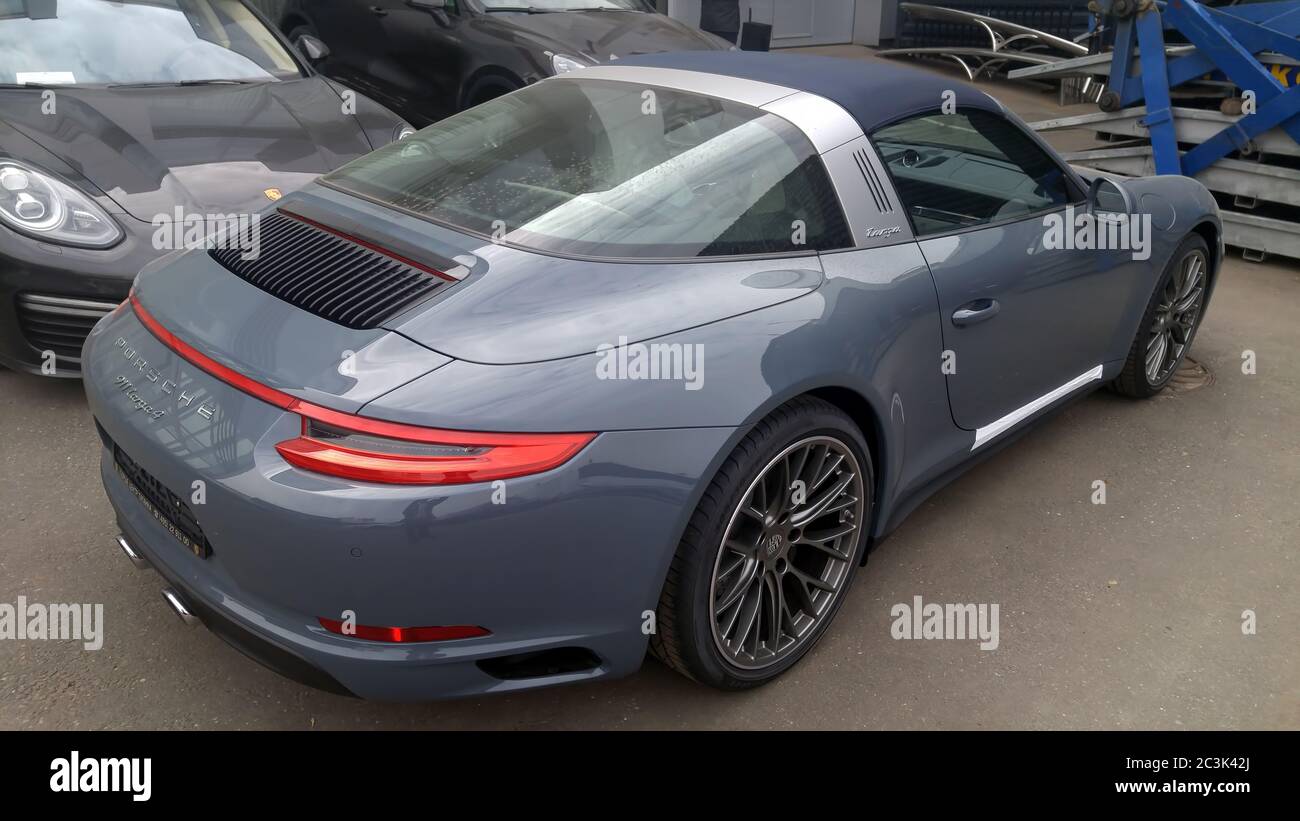 Mosca. Autunno 2018. Nuova Porsche 911 991 grigia Targa nel parcheggio. Capote con tetto morbido. Foto Stock