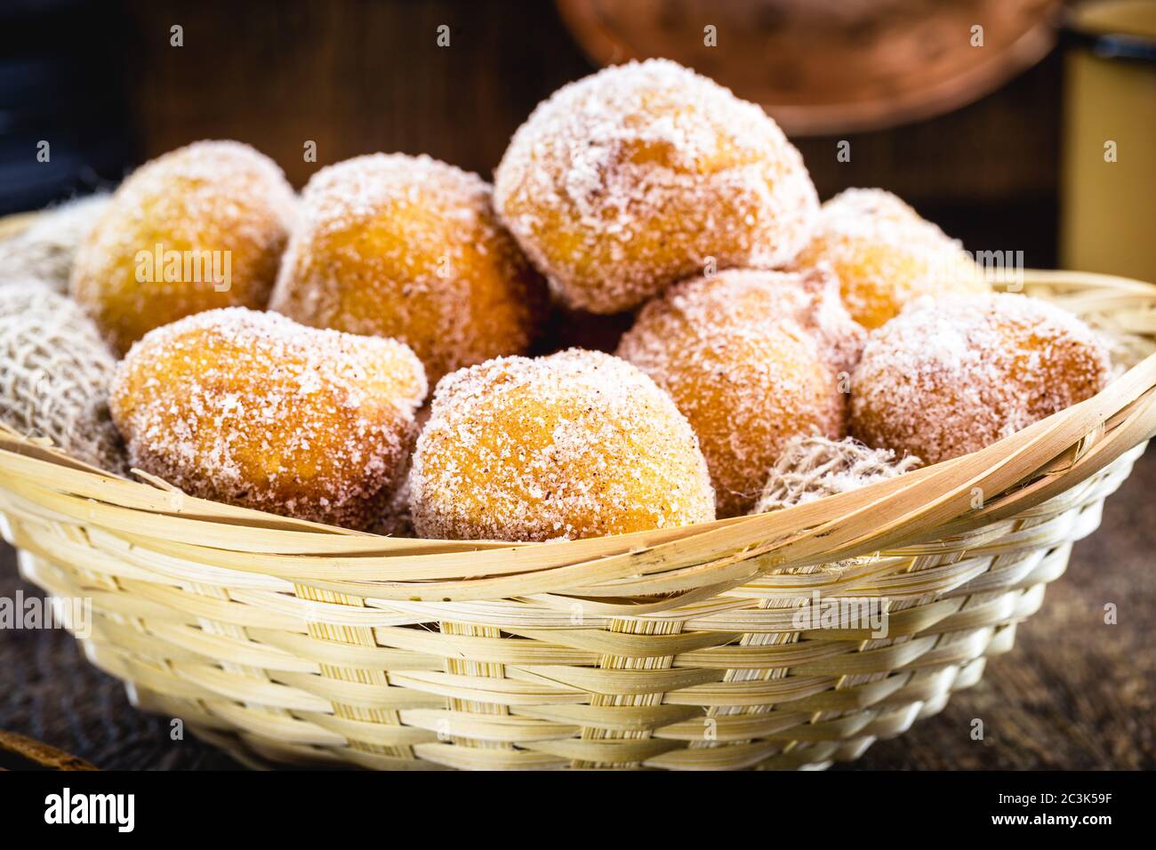 Dolce brasiliano chiamato 'bolinho de Chuva', fatto con cannella, zucchero raffinato e fritto. Colomba tipica degli stati di Minas Gerais e São Paulo. Foto Stock