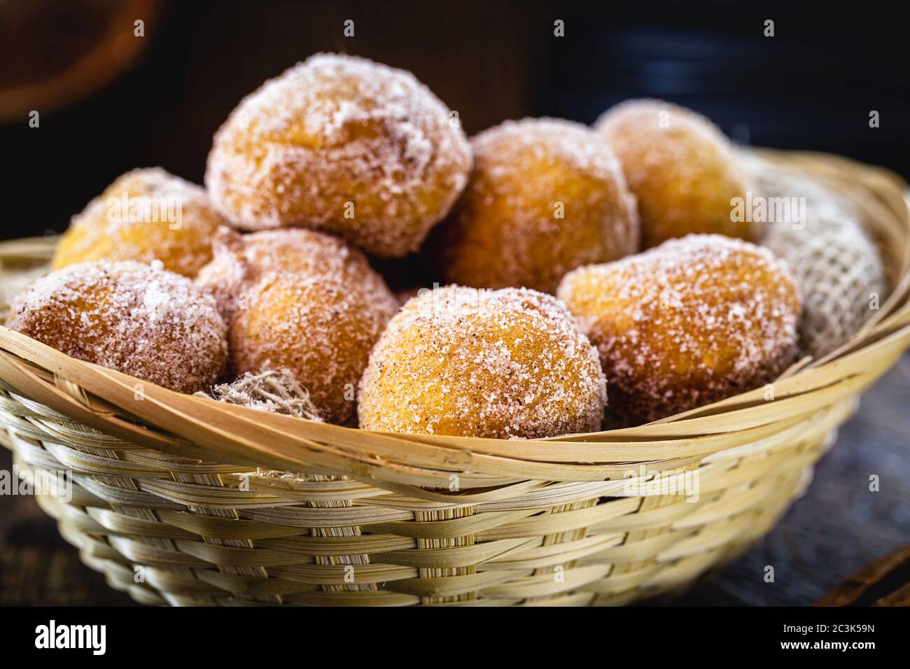 Dolce brasiliano chiamato 'bolinho de Chuva', fatto con cannella, zucchero raffinato e fritto. Colomba tipica degli stati di Minas Gerais e São Paulo. Foto Stock