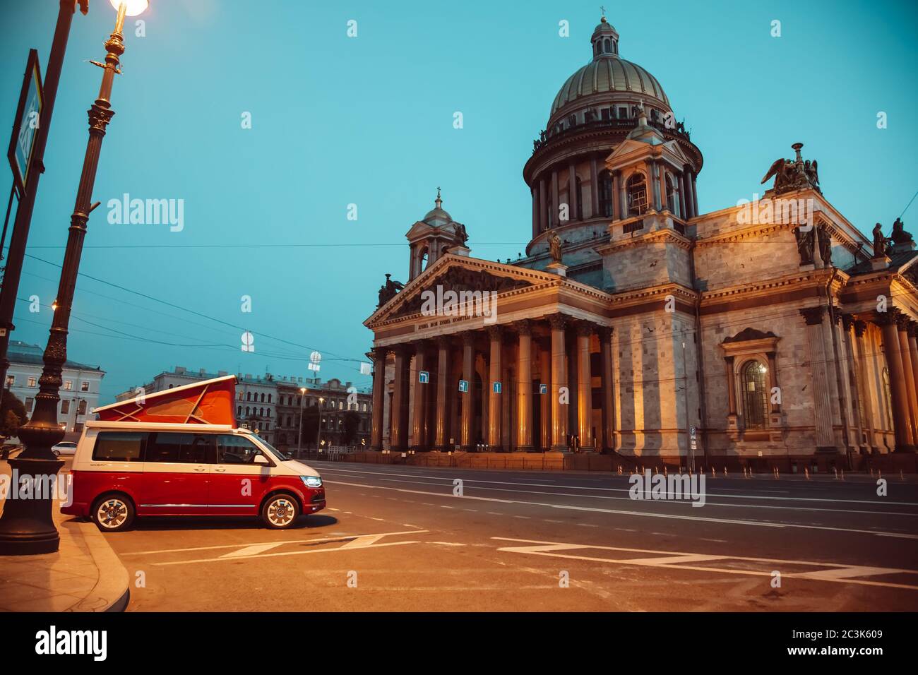 San Pietroburgo, Russia - 22 luglio 2019: Volkswagen moderno Volkswagen Multivan California Ocean (Transporter T6) di colore rosso e bianco. Parcheggiato per la notte nella strada di fronte alla cattedrale. Foto Stock