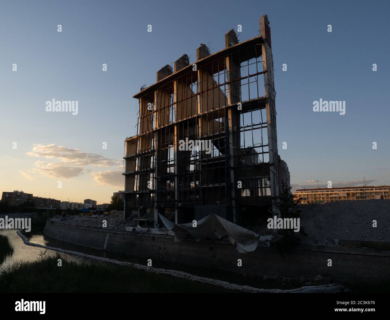 Madrid, Spagna. 20 Giugno 2020. Ultima tappa della demolizione dello stadio Vicente Calderon, ex stadio dell'Atletico Madrid, durante il tramonto. © Valentin Sama-Rojo/Alamy Live News. Foto Stock