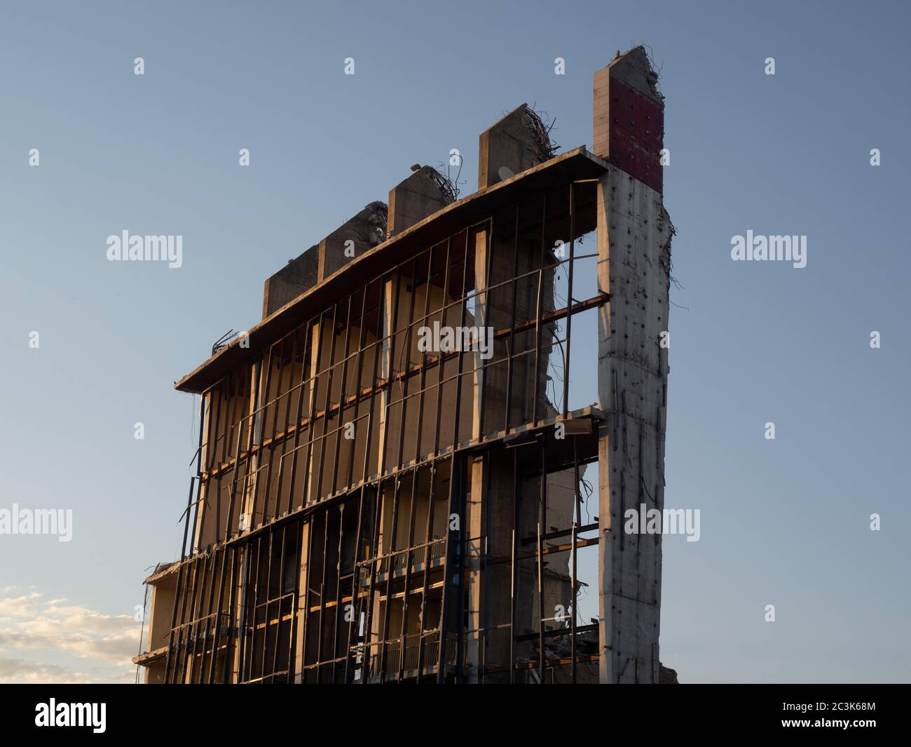 Madrid, Spagna. 20 Giugno 2020. Ultima tappa della demolizione dello stadio Vicente Calderon, ex stadio dell'Atletico Madrid, durante il tramonto. © Valentin Sama-Rojo/Alamy Live News. Foto Stock