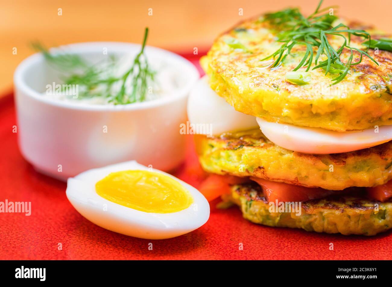 Stack di frittelle fatte in casa con formaggio e salmone e sause bianco Foto Stock