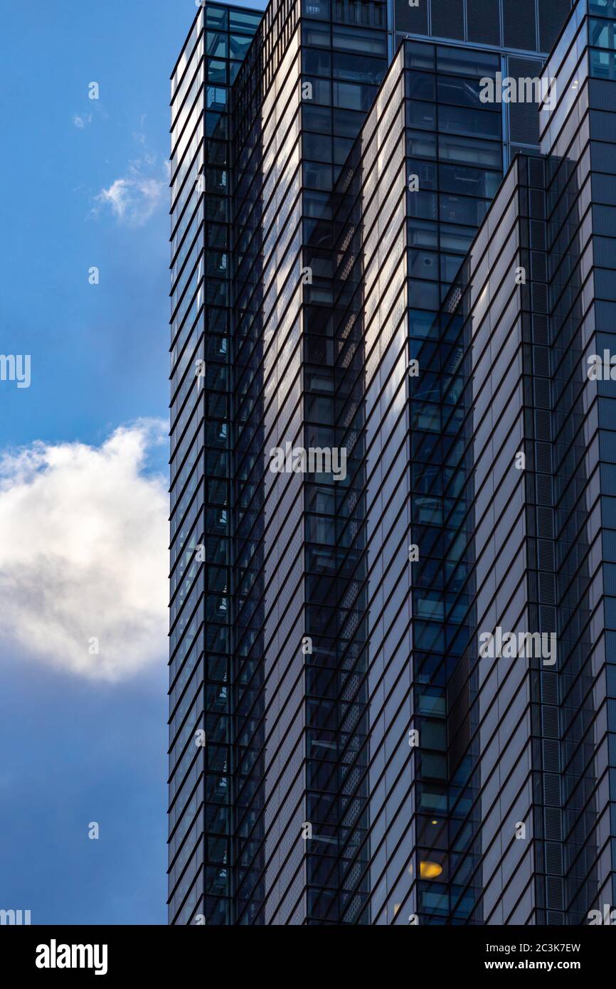 Dettaglio architettonico astratto con linee verticali e diagonali, Heron Tower, Bevis Marks, City of London Foto Stock Dettaglio architettonico astratto con linee verticali e diagonali, Heron Tower, Bevis Marks, City of London Foto Stock